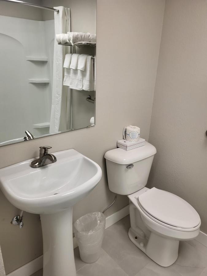 Red Fox Inn And Suites Waverly エクステリア 写真
