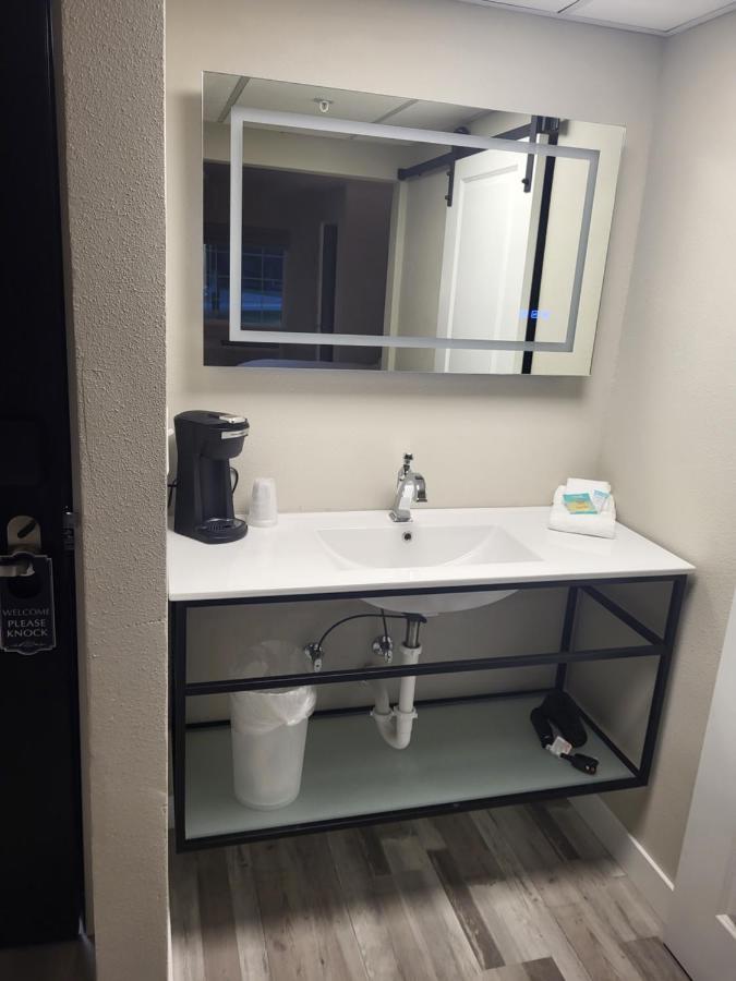 Red Fox Inn And Suites Waverly エクステリア 写真