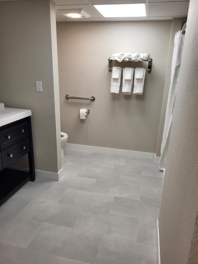 Red Fox Inn And Suites Waverly エクステリア 写真