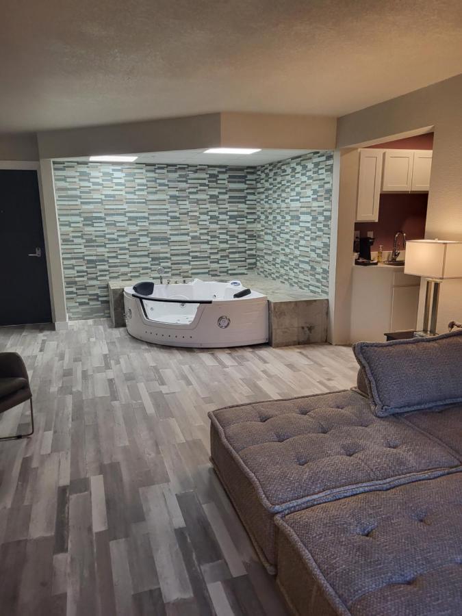 Red Fox Inn And Suites Waverly エクステリア 写真