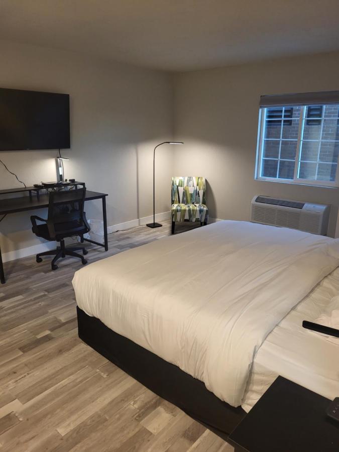 Red Fox Inn And Suites Waverly エクステリア 写真